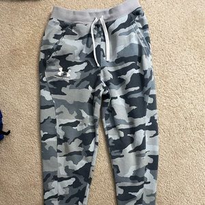 Under Armour Sweatpants Youth Large (Gray Camouflage)
